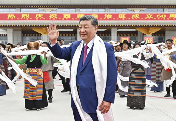 习近平率中央代表团抵达拉萨出席西藏自治区成立60周年庆?；疃?  width=